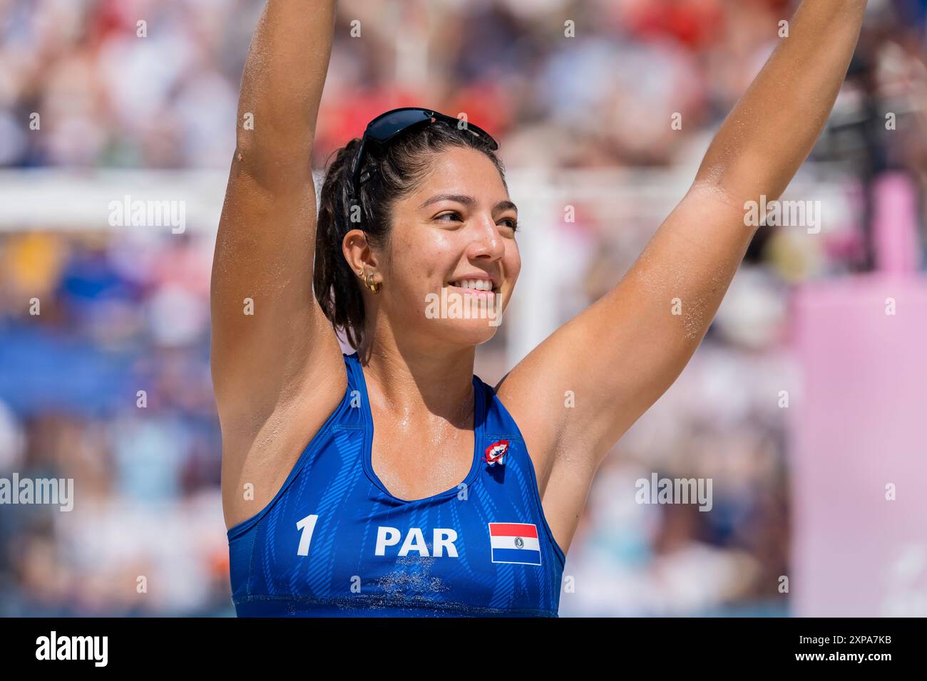 Paris, Ile de France, France. 29 juillet 2024. GIULIANA POLETI (par) (1) du Paraguay est présentée lors de son match de volleyball de plage féminin de la phase préliminaire de la poule d contre le Canada (CAN) au stade Tour Eiffel lors des Jeux olympiques d'été de 2024 à Paris, France. (Crédit image : © Walter Arce/ZUMA Press Wire) USAGE ÉDITORIAL SEULEMENT! Non destiné à UN USAGE commercial ! Banque D'Images