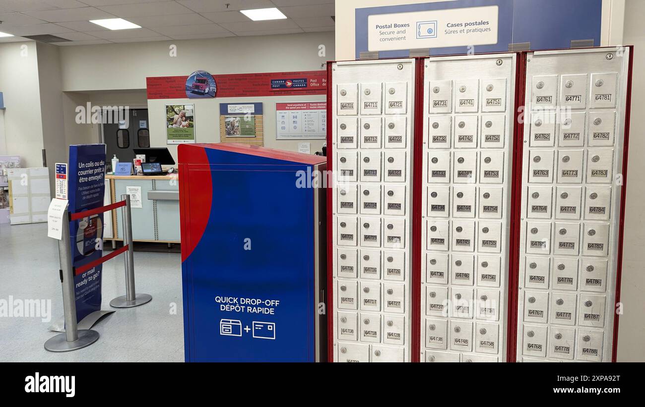 Boîtes aux lettres dans un bureau de poste local à l'intérieur du Shoppers Drug Mart. Banque D'Images