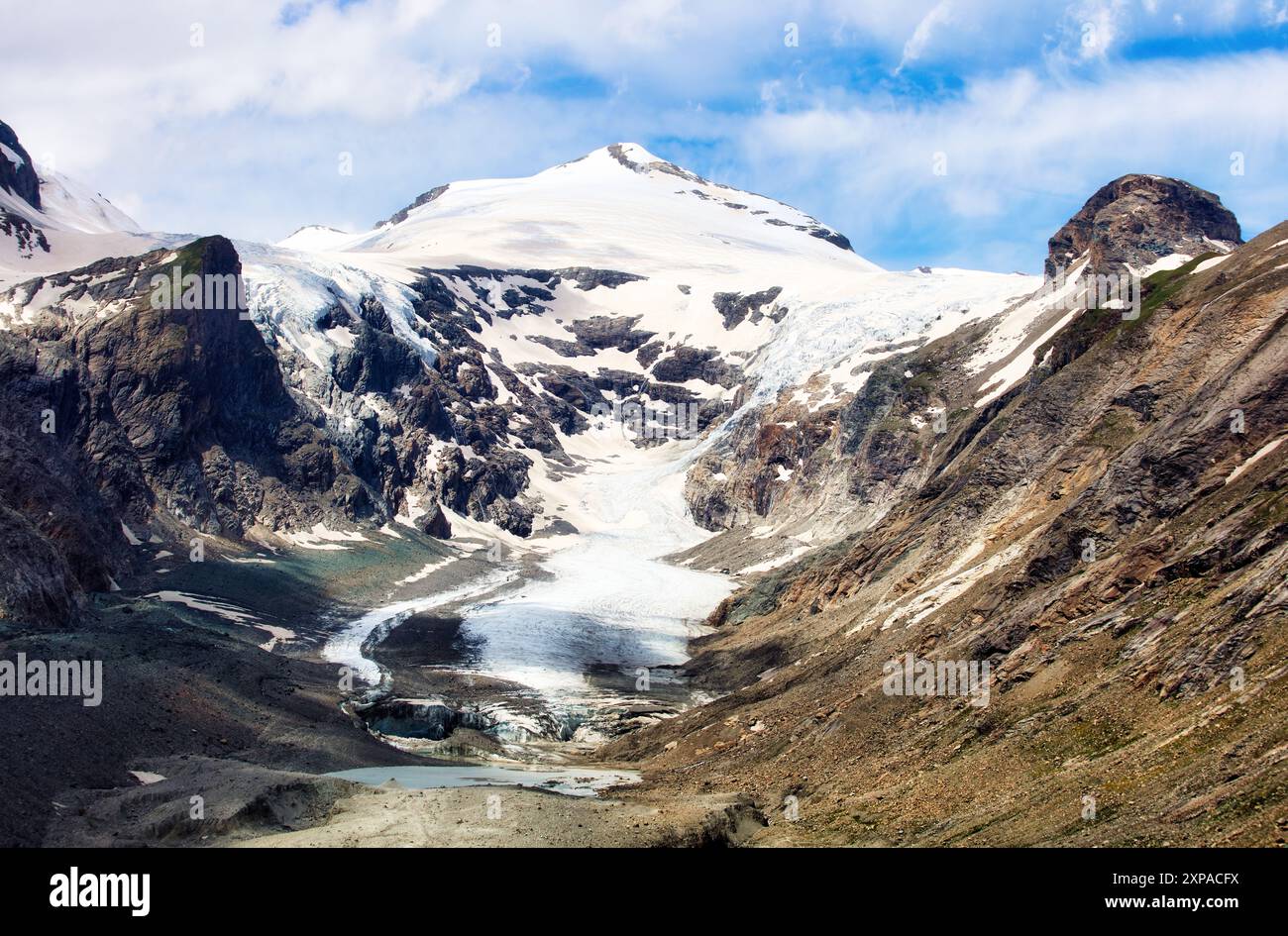 Vue sur Grossglockner, le plus haut sommet montagneux d'Autriche. Ci-dessous se trouve le glacier Pasterze. Photo de Kaiser-Franz-Josefs-Höhe, accessible v Banque D'Images