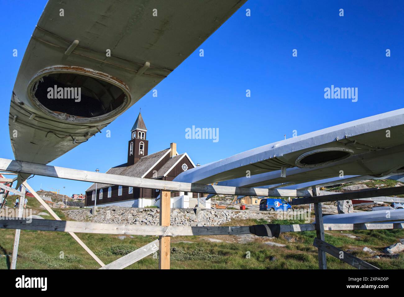 Kayaks traditionnels des Inuits sur un rack, Ilulissat, baie de Disko, Groenland Banque D'Images