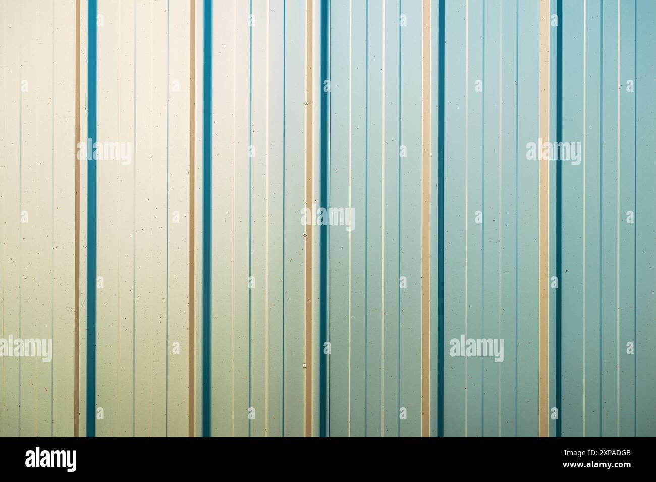 Mur d'entrepôt en tôle ondulée, texture métallique et fond, image tonifiée Banque D'Images