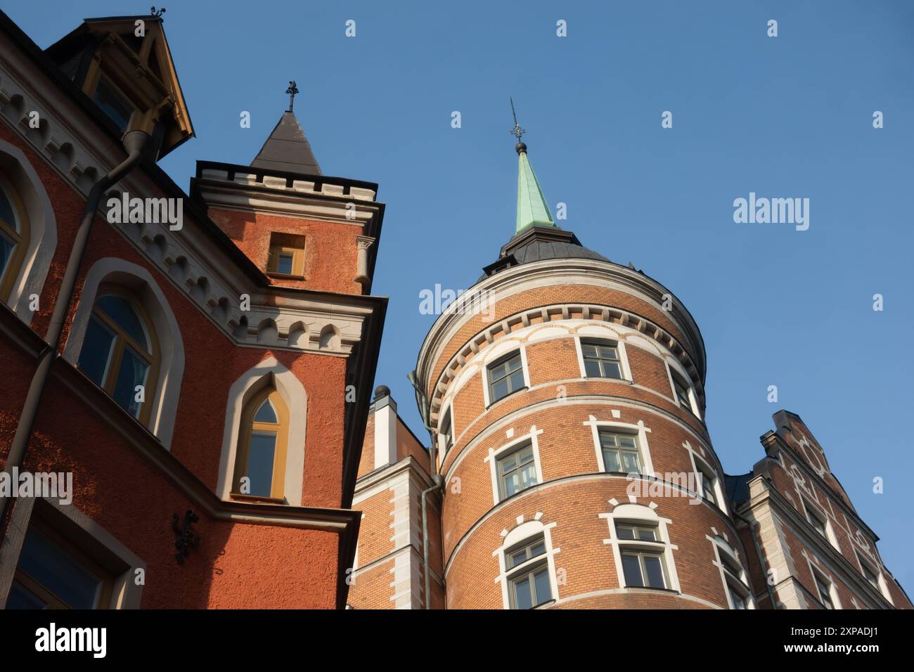 Les bâtiments historiques Laurianska Palatset et Tofflan 4 à Södermalm, Stockholm au lever du soleil en été avec couleur rouge et tour impressionnante Banque D'Images