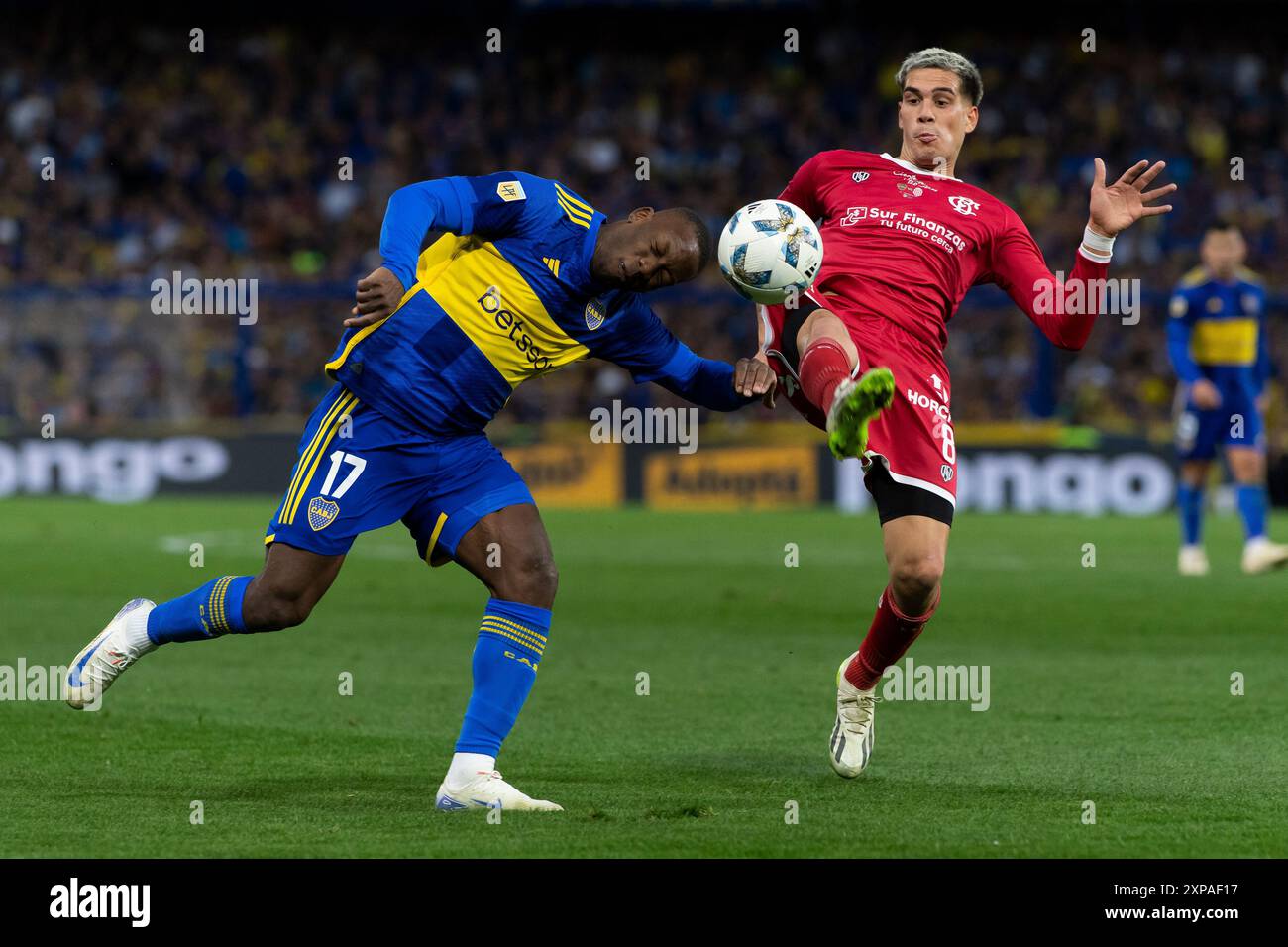 Luis Advincula de Boca Juniors et Siro Rosane de Barracas Central en action lors d'un match de Liga Profesional 2024 entre Boca Juniors et Barracas Central à l'Estadio Alberto J. Armando. Score final : Boca Juniors 1 - 1 Barracas Central. (Photo de Manuel Cortina / SOPA images/SIPA USA) Banque D'Images