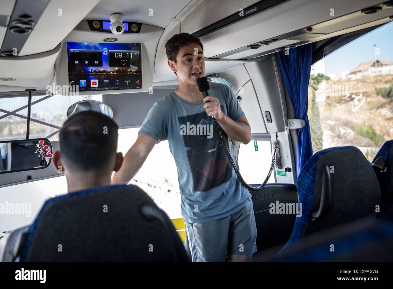 Hébron, Palestine. 22 juillet 2024. L'ancien soldat de Tsahal Luiz Aberbuj parle dans un bus dans le cadre d'une tournée menée par Breaking the silence. Breaking the silence est un groupe d’anciens soldats de Tsahal qui s’élèvent contre l’occupation israélienne et mènent régulièrement des tournées autour d’Hébron. Crédit : SOPA images Limited/Alamy Live News Banque D'Images