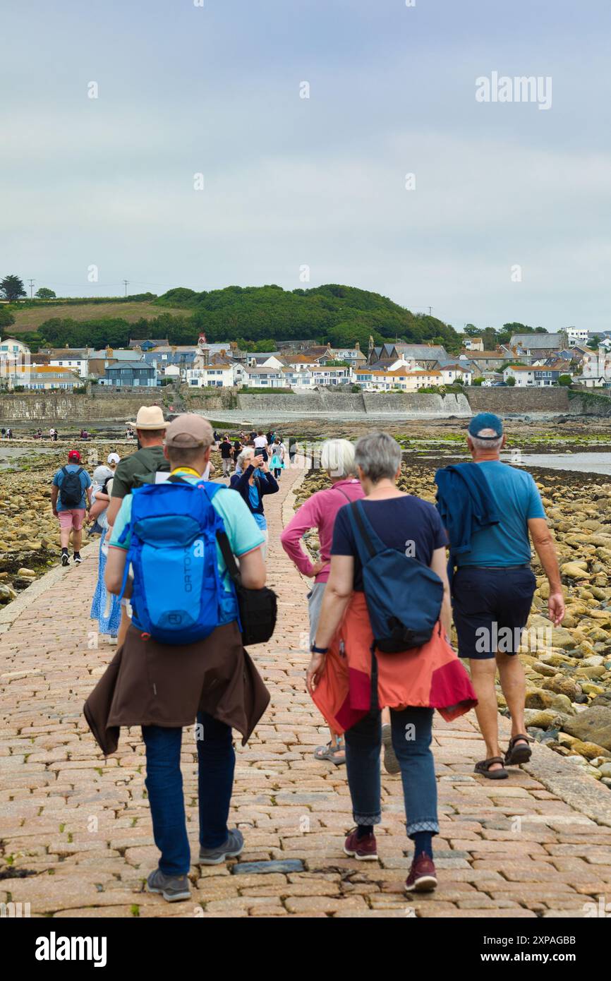 Touristes marchant la chaussée de granit de Marazion à l'île de marée de St Michaels's Mount, Marazion, Cornouailles, Angleterre Banque D'Images