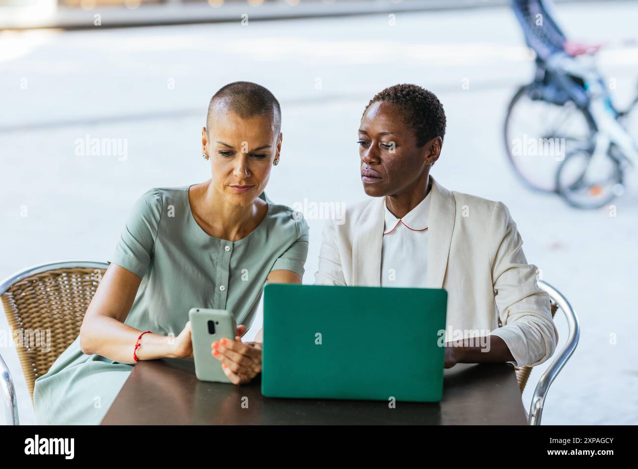 Deux femmes professionnelles travaillant à l'extérieur avec la technologie Banque D'Images