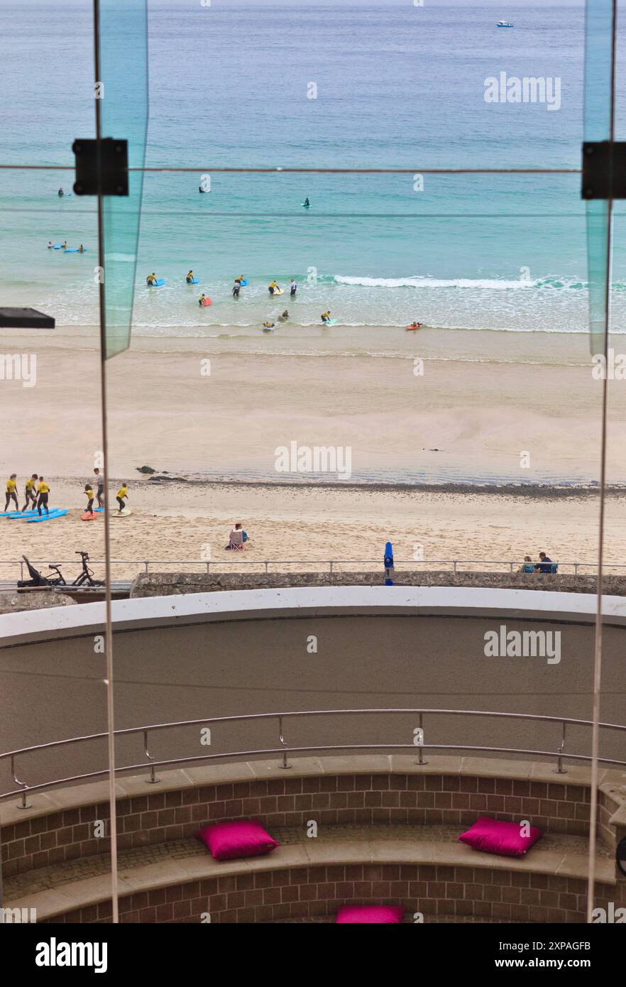 Vue de la Tate St Ives à Porthmeor Beach et l'océan Atlantique, St Ives, Cornouailles, Royaume-Uni Banque D'Images