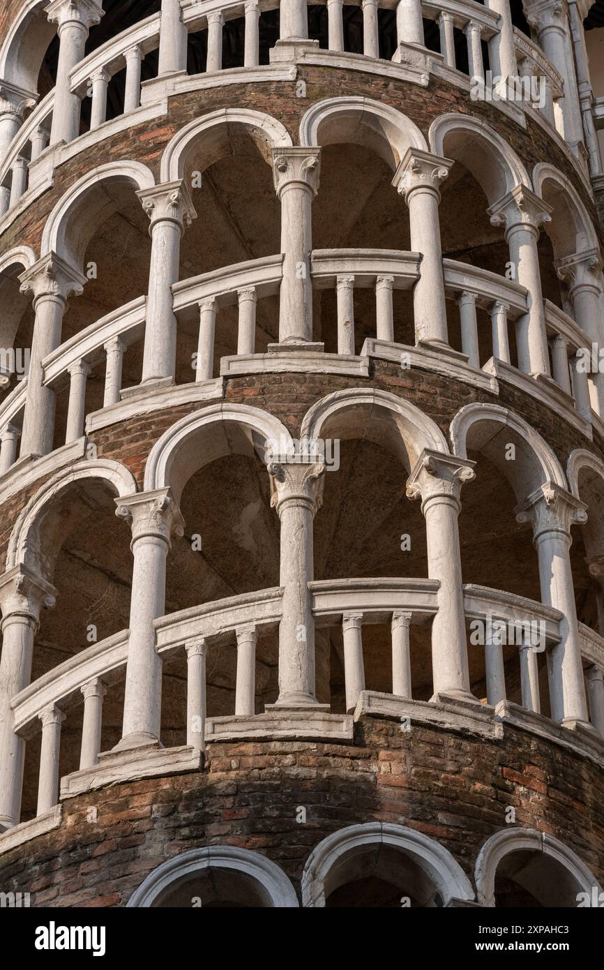 Palazzo Contarini del Bovolo à Venise, Italie. Escalier en colimaçon arqué du XVe siècle, monument historique de la ville dans le quartier de San Marco. Banque D'Images