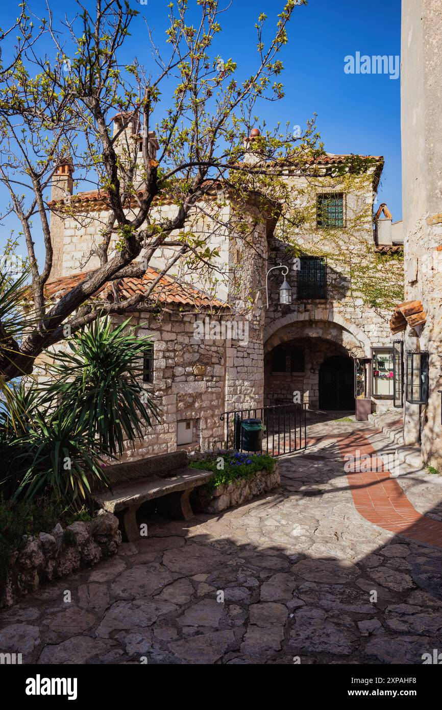 Eze village monument médiéval sur la Côte d'Azur en France. Vieilles maisons en pierre et petite place avec un banc. Banque D'Images