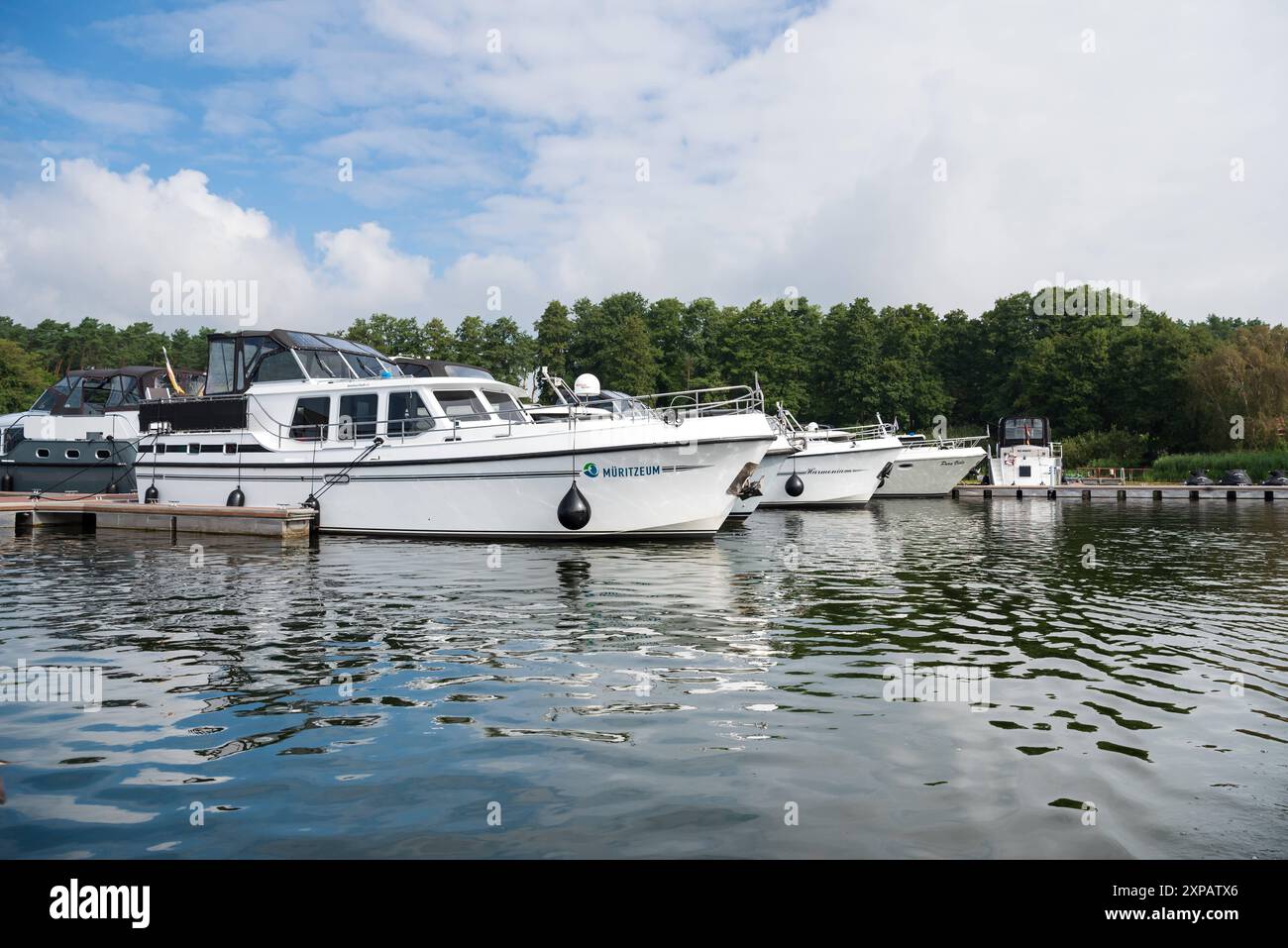 Boote, Schiffe, Yachten im Yachthafen Marina Eldenburg, Am Reeckkanal zwischen Binnenmüritz und Kölpinsee, Mecklembourg-Poméranie occidentale. Sommer, Yachtcharter, Bootsverleih Boote auf dem Wasser *** bateaux, bateaux, yachts dans la marina Marina Eldenburg, sur le canal de Reeck entre Binnenmüritz et Kölpinsee, Mecklenburg-Poméranie occidentale été, yacht charter, bateaux de location sur l'eau 20240803-DSC 7460 Banque D'Images