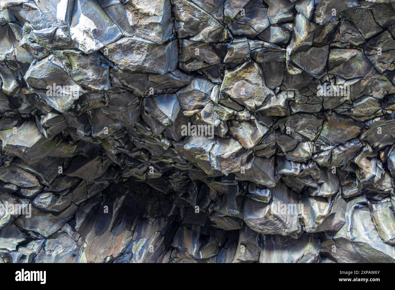 L'image est d'une falaise rocheuse avec beaucoup de petits rochers dispersés autour. Les roches sont de différentes tailles et formes, et elles sont toutes empilées sur Banque D'Images