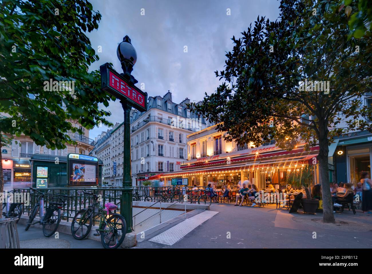 Paris, Rue Oberkampf, Metro Cafe // Paris, Rue Oberkampf, Metro Cafe Banque D'Images