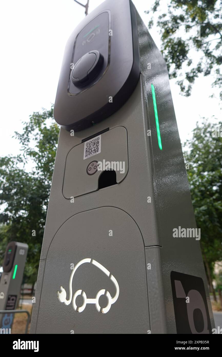 Paris, E-Auto-Ladesäule, BeLib // Paris, borne de recharge pour voitures électriques, BeLib Banque D'Images