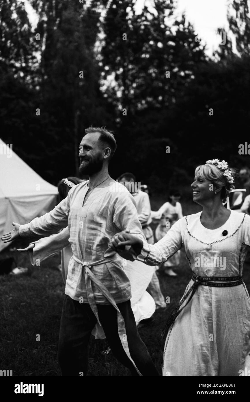 Les gens en vêtements slaves nationaux, vacances d'été Ivan Kupala. Banque D'Images