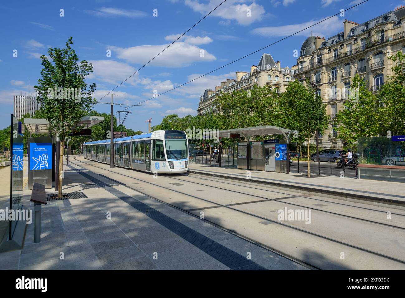 Paris, Straßenbahnlinie T3b, arrêt Anna de Noailles // Paris, tramway ligne T3b, arrêt Anna de Noailles Banque D'Images