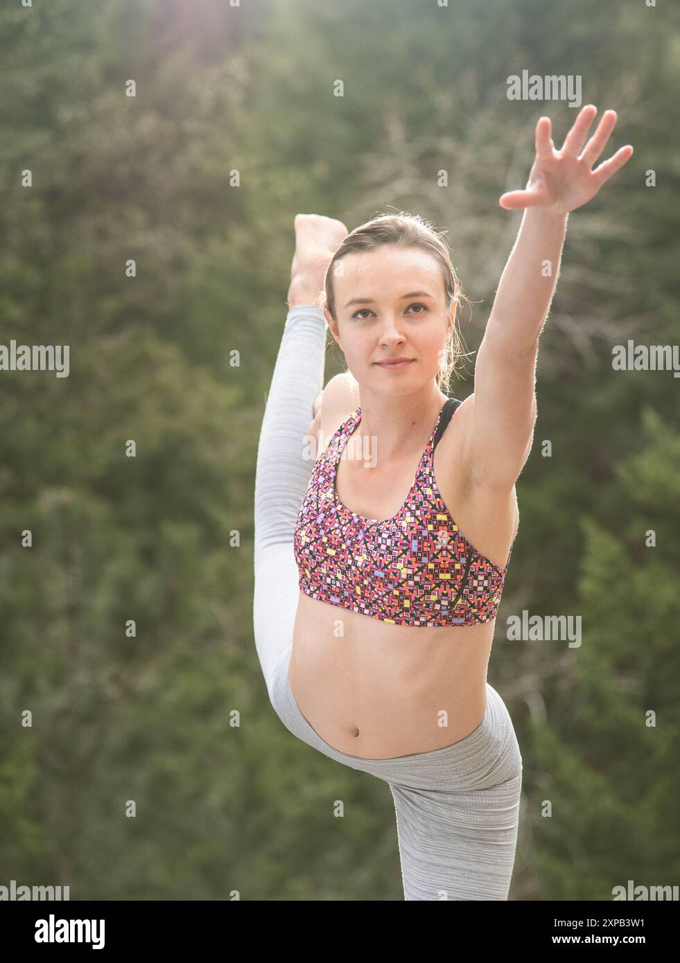 Une jeune femme fait la pose de yoga Banque D'Images