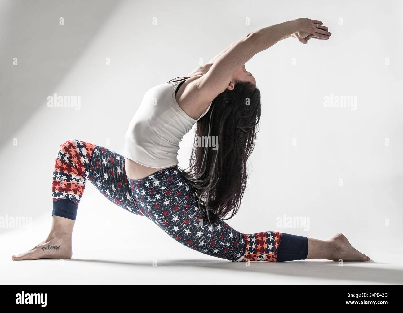 Backfold de genou jeune dame Banque D'Images