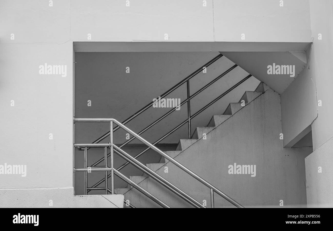 Escalier et mur en métal. Escalier en métal inoxydable. Escaliers modernes avec garde-corps en métal. Escaliers de sécurité dans un bâtiment. Concept de sécurité. Banque D'Images