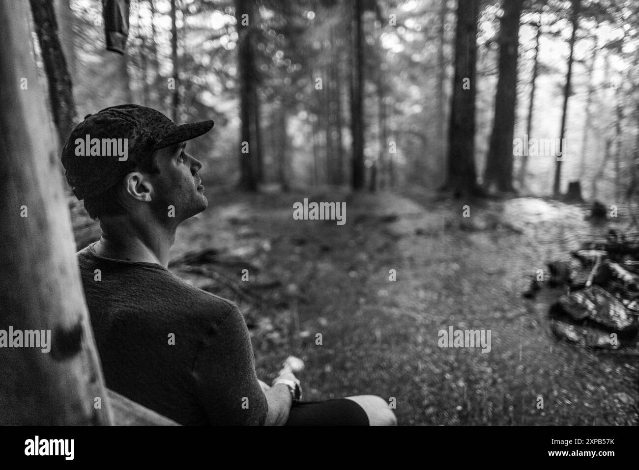 Homme d'âge moyen assis sous maigre à l'abri de la pluie sur Appalachian Trail Banque D'Images