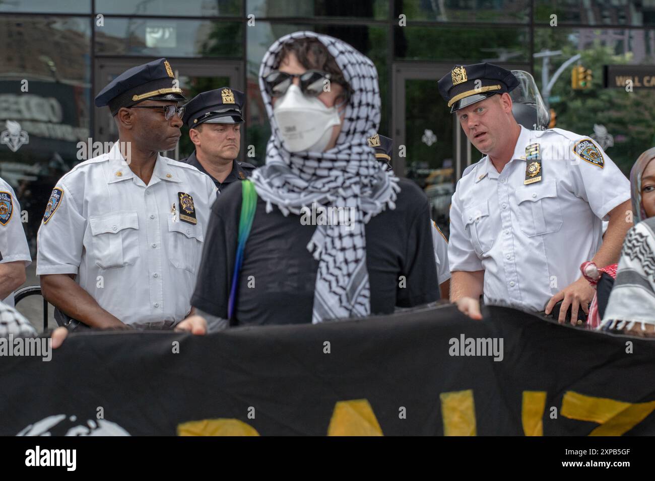 Brooklyn, États-Unis. 03 août 2024. Les dirigeants du NYPD observent des manifestants lors du rassemblement WOL Palestine 'Flood Brooklyn for Black and Palestinian Liberation'. Crédit : SOPA images Limited/Alamy Live News Banque D'Images