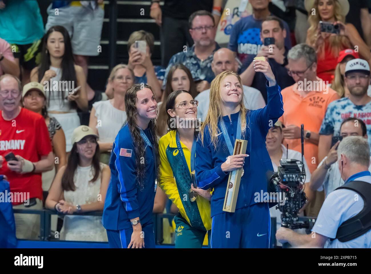 Paris, Ile de France, France. 30 juillet 2024. REGAN SMITH (États-Unis), KAYLEE McKeown (AUS) et KATHERINE BERKOFF (États-Unis) posent avec leurs médailles après avoir participé à la finale du 100 m dos féminin à l'Arena de la Défense de Paris lors des Jeux olympiques d'été de 2024 à Paris, France. (Crédit image : © Walter Arce/ZUMA Press Wire) USAGE ÉDITORIAL SEULEMENT! Non destiné à UN USAGE commercial ! Banque D'Images