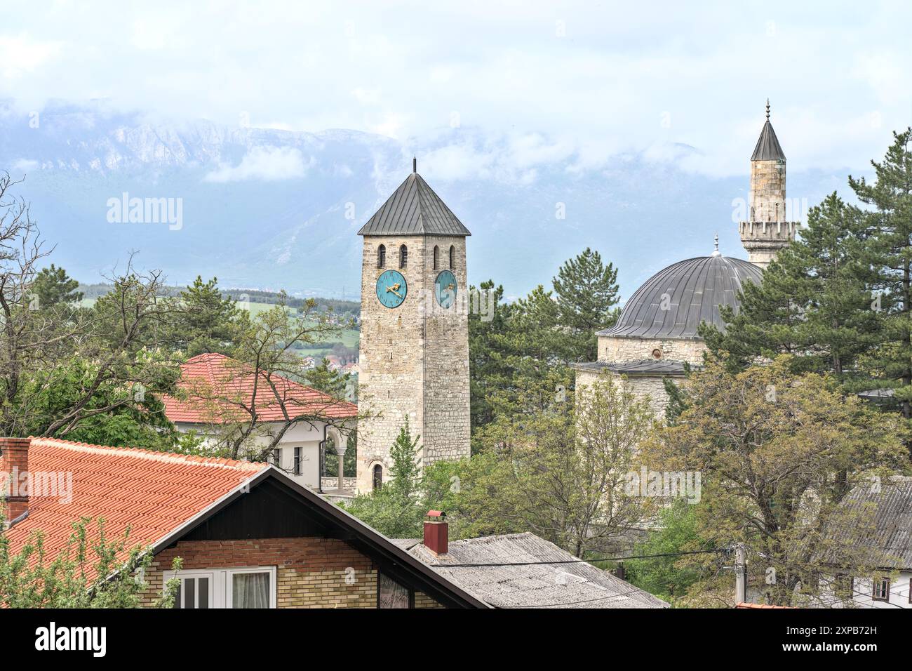Bosnie-Herzégovine, Livno, Livno centre : la mosquée Hadži Ahmet Dukatar ('Hadži Ahmet Dukatar džamija') et la tour de l'horloge ('sahat kula') Banque D'Images