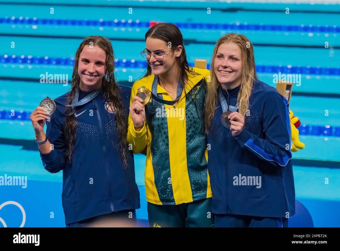 Paris, Ile de France, France. 30 juillet 2024. REGAN SMITH (États-Unis), KAYLEE McKeown (AUS) et KATHERINE BERKOFF (États-Unis) posent avec leurs médailles après avoir participé à la finale du 100 m dos féminin à l'Arena de la Défense de Paris lors des Jeux olympiques d'été de 2024 à Paris, France. (Crédit image : © Walter Arce/ZUMA Press Wire) USAGE ÉDITORIAL SEULEMENT! Non destiné à UN USAGE commercial ! Banque D'Images