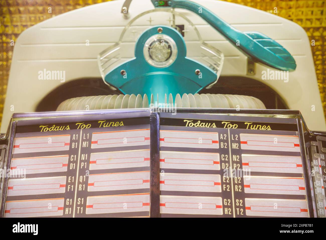 Gros plan d'un juke-box vintage coloré des années cinquante avec des étiquettes vides Banque D'Images