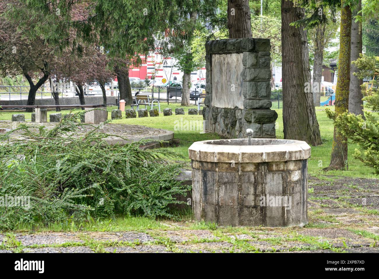 Donji Vakuf, Bosnie-Herzégovine – mai 2023 : cimetière partisan yougoslave ('Partizansko groblje') à Donji Vakuf. Banque D'Images