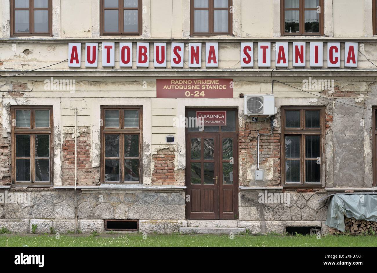 Donji Vakuf, Bosnie-Herzégovine – mai 2023 : la gare routière était autrefois la gare ferroviaire à voie étroite. Banque D'Images