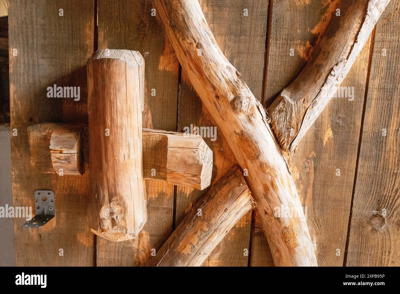 Porte en bois rustique dans un village, présentant des textures et des motifs naturels Banque D'Images