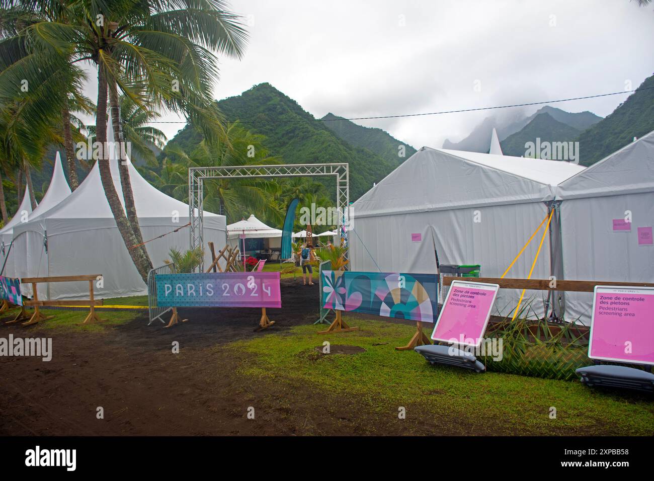 Tentes de soutien à l’événement surf pour les Jeux Olympiques de Paris 2024, Teahupo’o, Tahiti, Polynésie française Banque D'Images