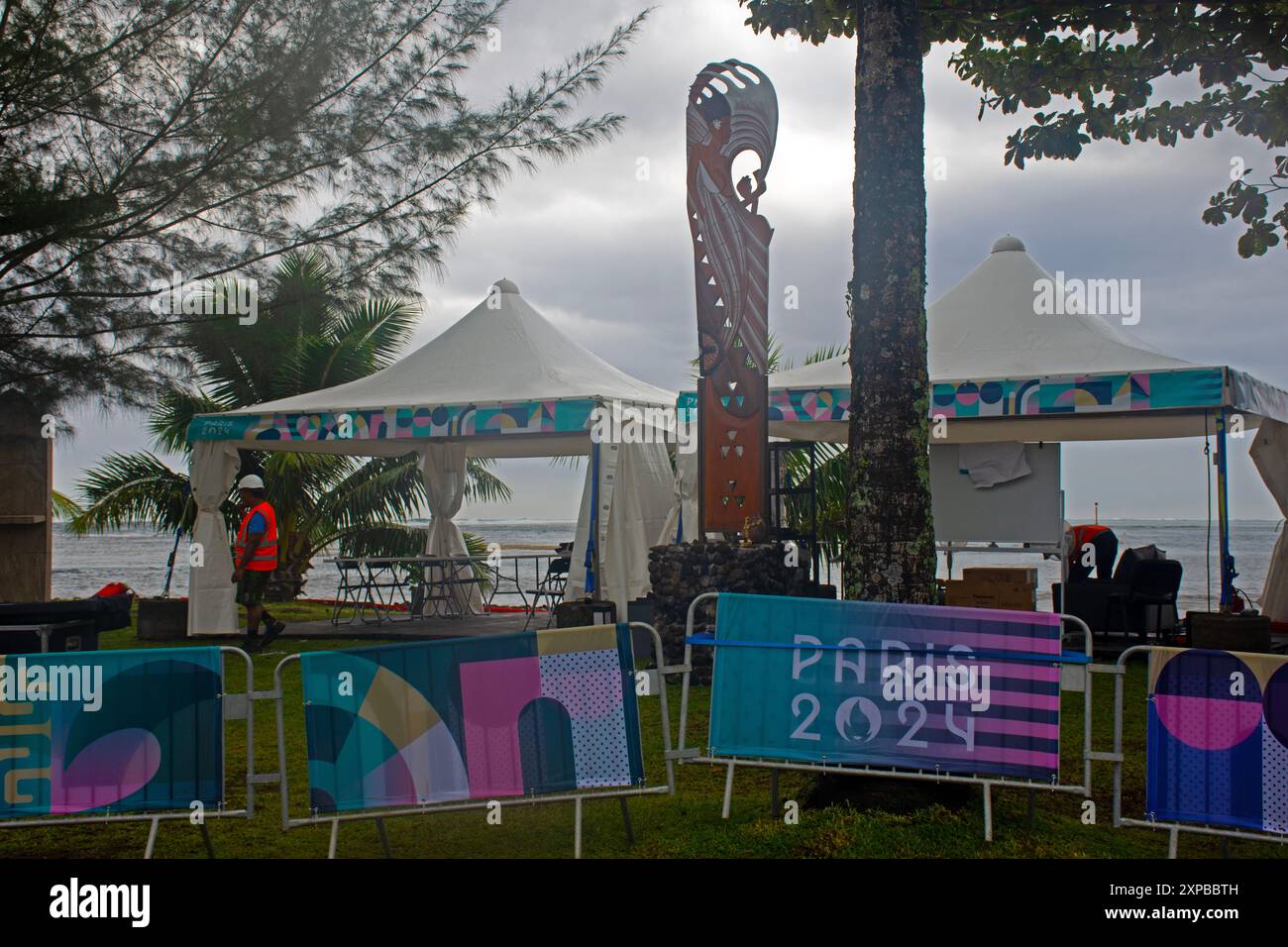 Tentes de soutien à l’événement surf pour les Jeux Olympiques de Paris 2024, Teahupo’o, Tahiti, Polynésie française Banque D'Images