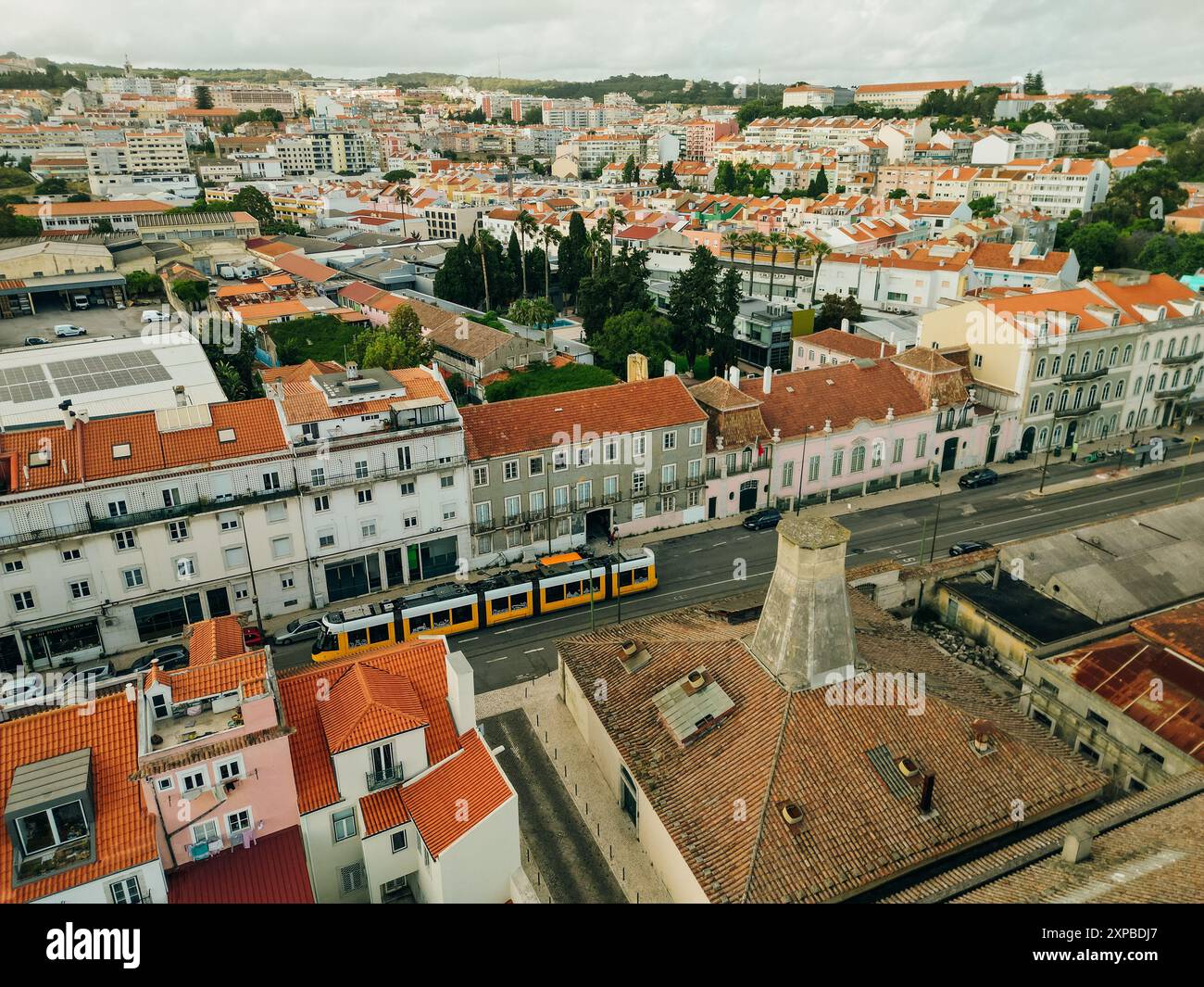 Lisbonne, Portugal, 2 juin 2024 - vue aérienne de l'Avenida Brasilia et de l'Avenida da India, parallèlement à la voie ferrée. Vidéos 4K de haute qualité Banque D'Images