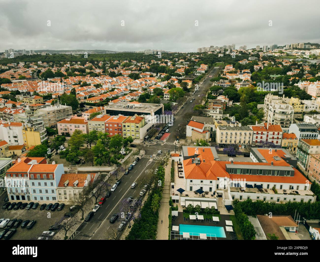 Lisbonne, Portugal, 2 juin 2024 - vue aérienne de l'Avenida Brasilia et de l'Avenida da India, parallèlement à la voie ferrée. Vidéos 4K de haute qualité Banque D'Images