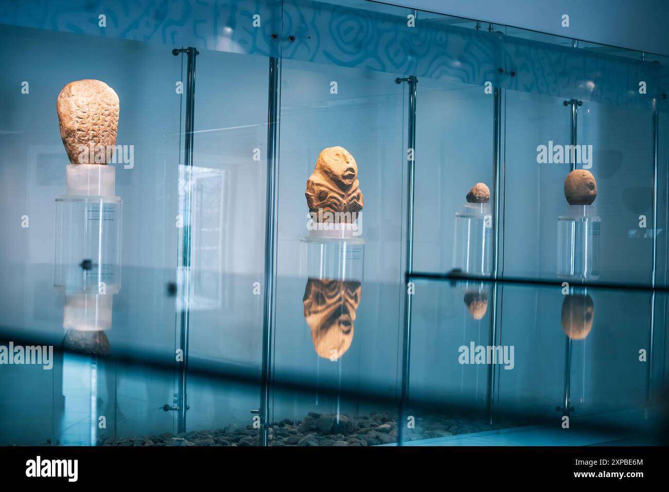 09 juin 2024, Boljetin, Serbie : vue intérieure du musée Lepenski Vir, présentant une collection d'objets anciens et des expositions culturelles Banque D'Images