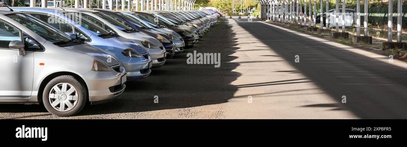 Parkings avec voitures modernes à l'extérieur, design de bannière Banque D'Images