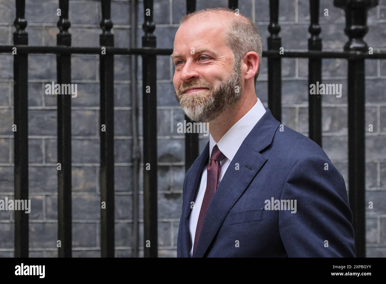 Jonathan Reynolds, secrétaire d'entreprise, sourit lors de son premier jour au bureau, Downing Street, Londres, Royaume-Uni Banque D'Images