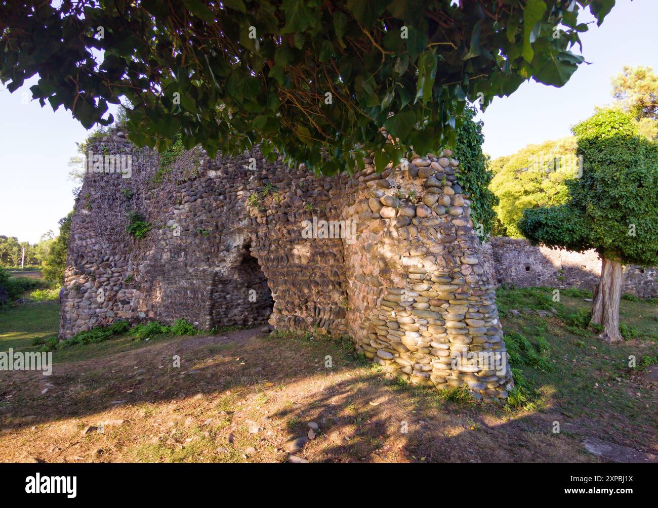 Ruines de château génois à la mer Noire en Abkhazie. Ancienne forteresse médiévale en pierre dans le village de Kyndig en été. Concept de voyage, point de repère de l'Abkhazie, histo Banque D'Images