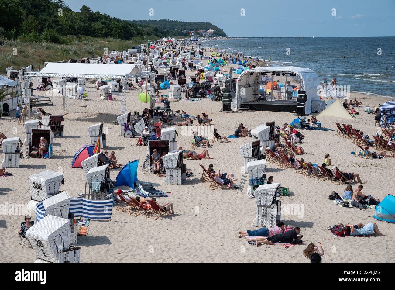 25.07.2024, Heringsdorf, Usedom, Mecklembourg-Poméranie occidentale, Allemagne, Europa - Urlauber sonnen sich in traditionellen Strandkoerben und im Sand im Kaiserbad Heringsdorf auf der Beliebten deutschen Urlaubsinsel an der Ostsee. *** 25 07 2024, Heringsdorf, Usedom, Mecklembourg-Poméranie occidentale, Allemagne, les vacanciers européens prennent le soleil dans des chaises de plage traditionnelles et dans le sable dans la station balnéaire impériale de Heringsdorf sur l'île de vacances allemande populaire sur la mer Baltique Banque D'Images