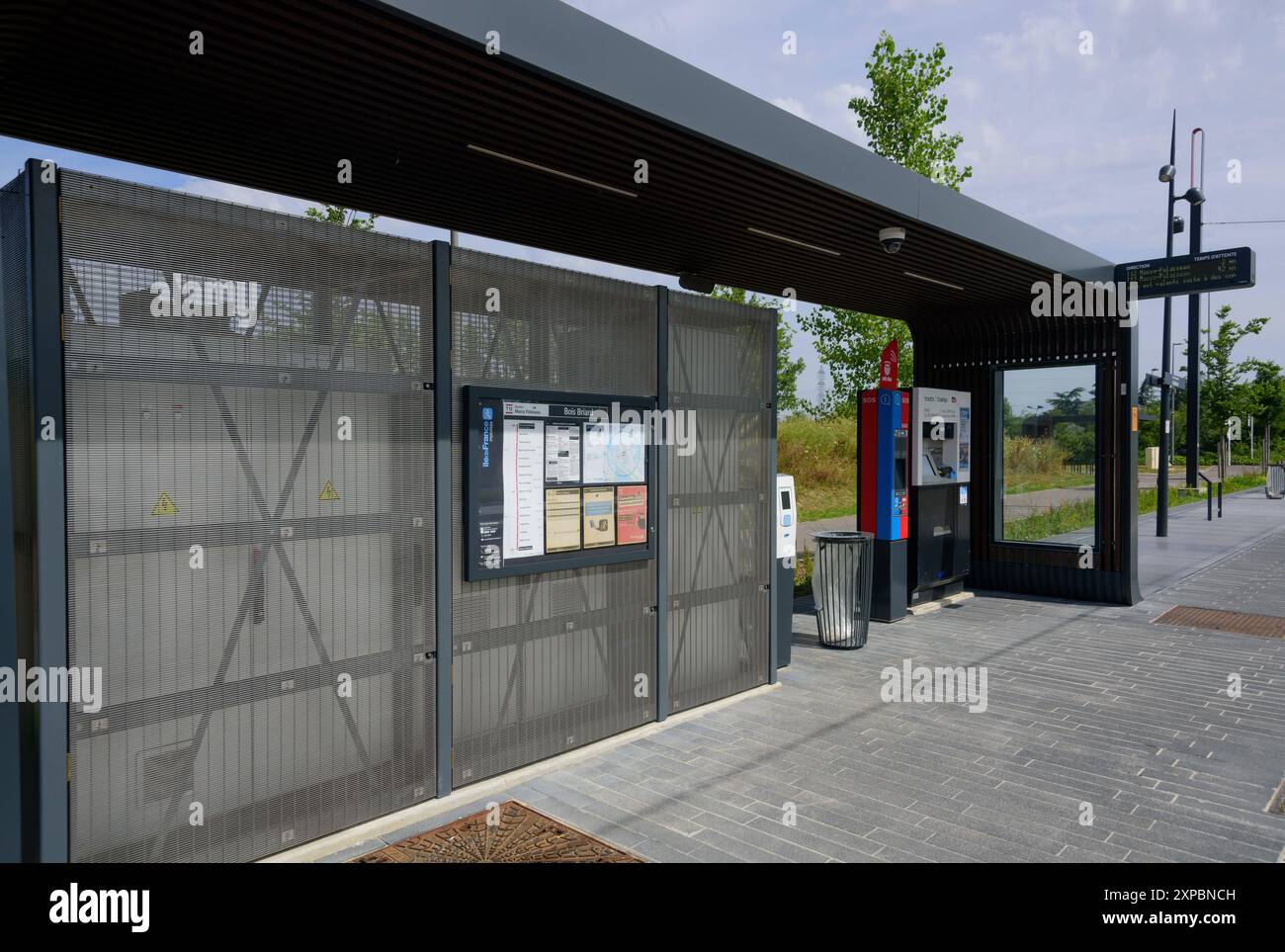 Paris, Tram-train T12, Station bois Briard // Paris, Tram-train T12, Tramstop bois Briard *** Paris, Tram train T12, Station bois Briard Paris, Tram T. Banque D'Images