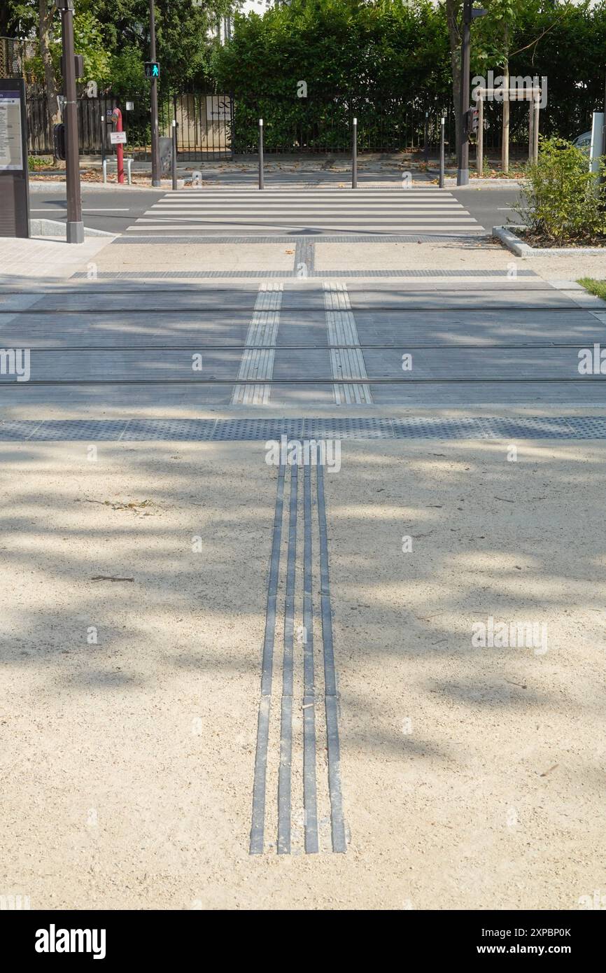 Paris, Straßenbahnlinie T3b, arrêt Anna de Noailles // Paris, ligne de tramway T3b, arrêt de tramway Anna de Noailles *** Paris, ligne de tramway T3b, Anna de Noail Banque D'Images