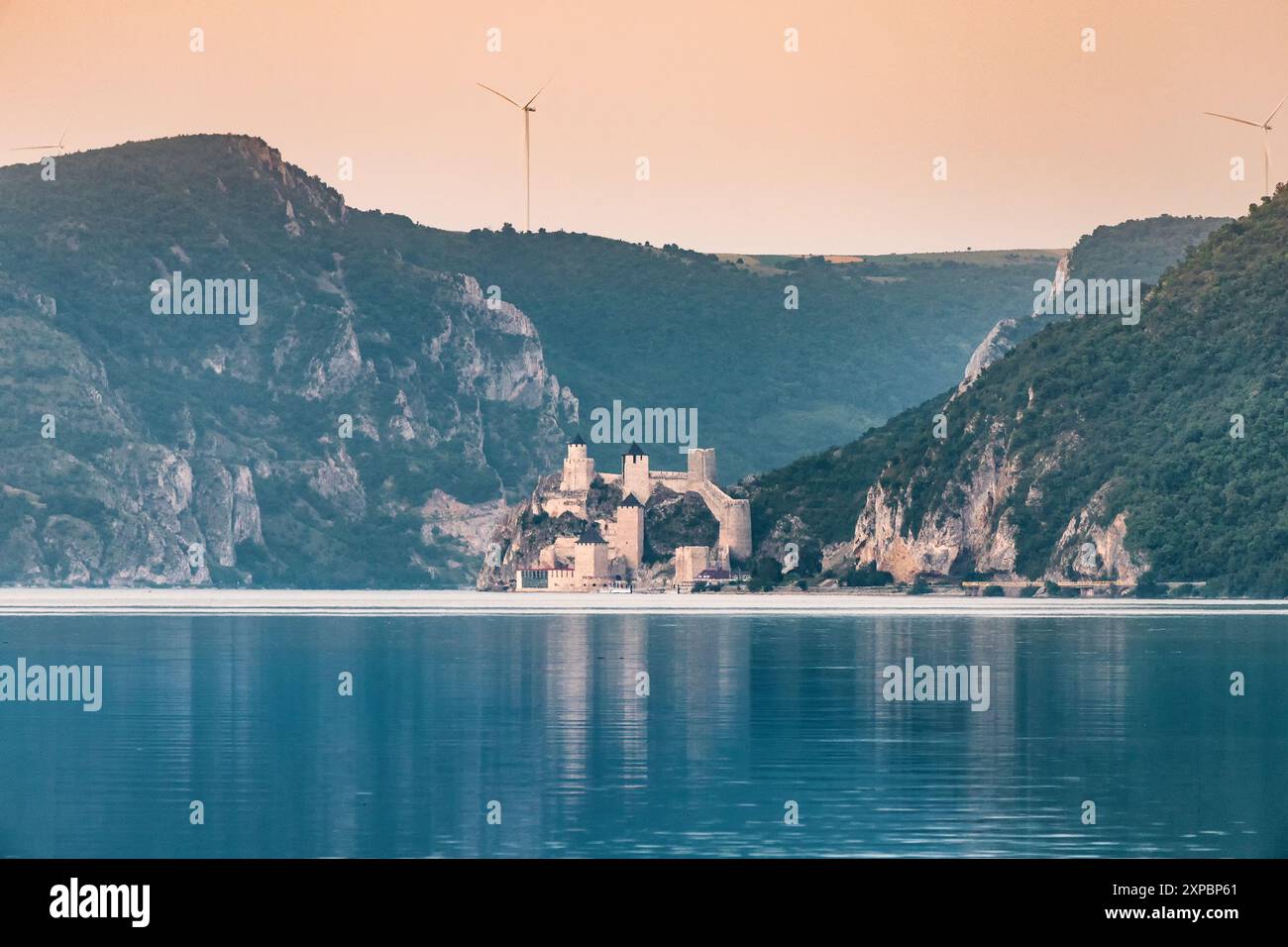 Beauté panoramique de la forteresse de Golubac, nichée entre les montagnes et le Danube, un monument captivant qui attire les touristes vers ses murs anciens Banque D'Images