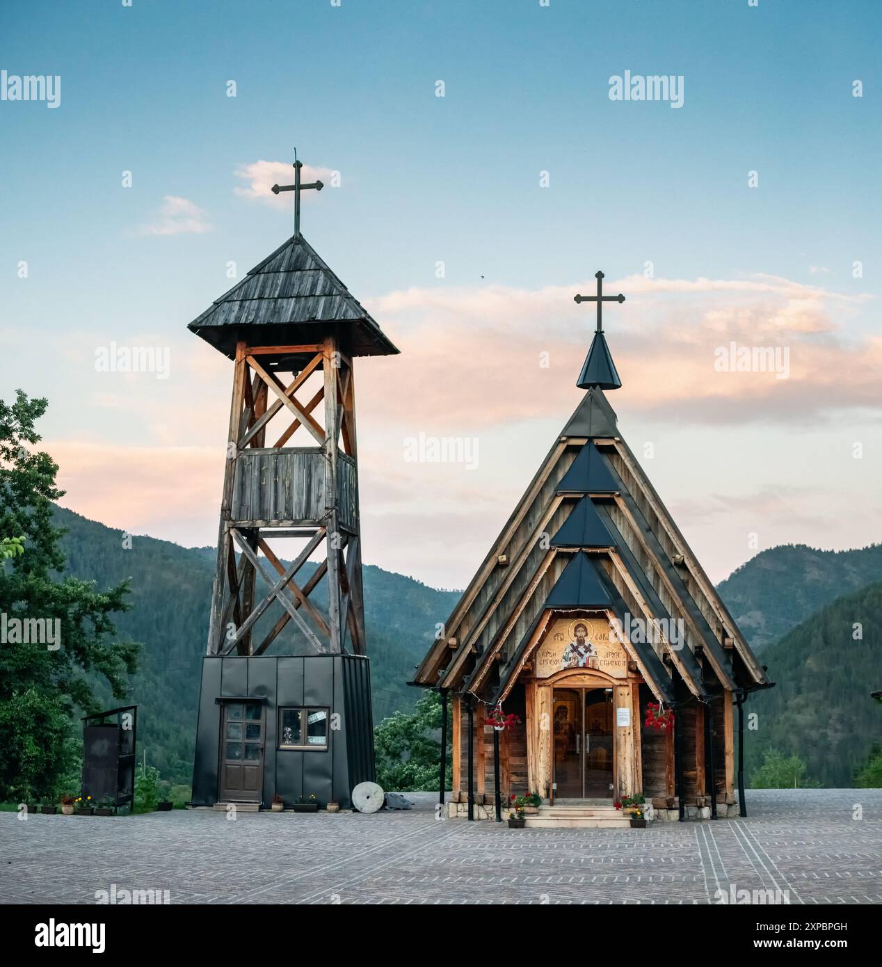 10 juin 2024, Mokra Gora, Serbie : village ethno traditionnel de Drvengrad, avec ses maisons en bois et son église orthodoxe, reflétant la culture serbe et h Banque D'Images