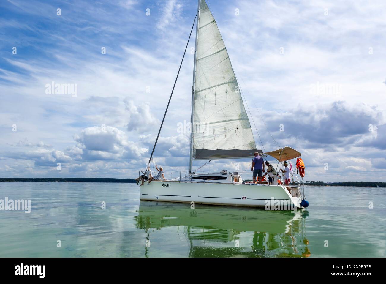 Un beau yacht à l'horizon par une journée d'été claire. 3 août 2024. Biélorussie, réservoir de Zaslavskoye Banque D'Images