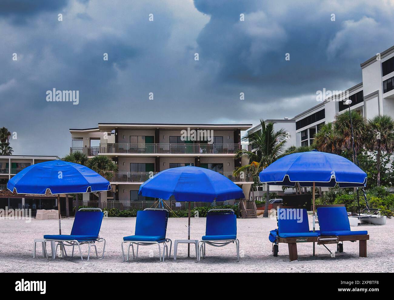 Chaises de plage vides sur une plage tropicale Banque D'Images