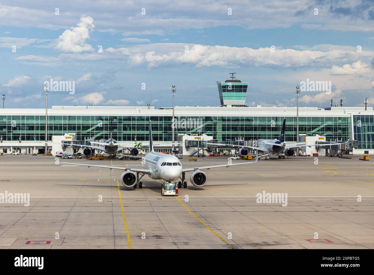 MUNICH, ALLEMAGNE, AOÛT 2024 : un avion airbus de Lufthansa est remorqué jusqu'à une place de stationnement à l'aéroport de Munich. Avion Lufthansa airbus remorqué à A. Banque D'Images