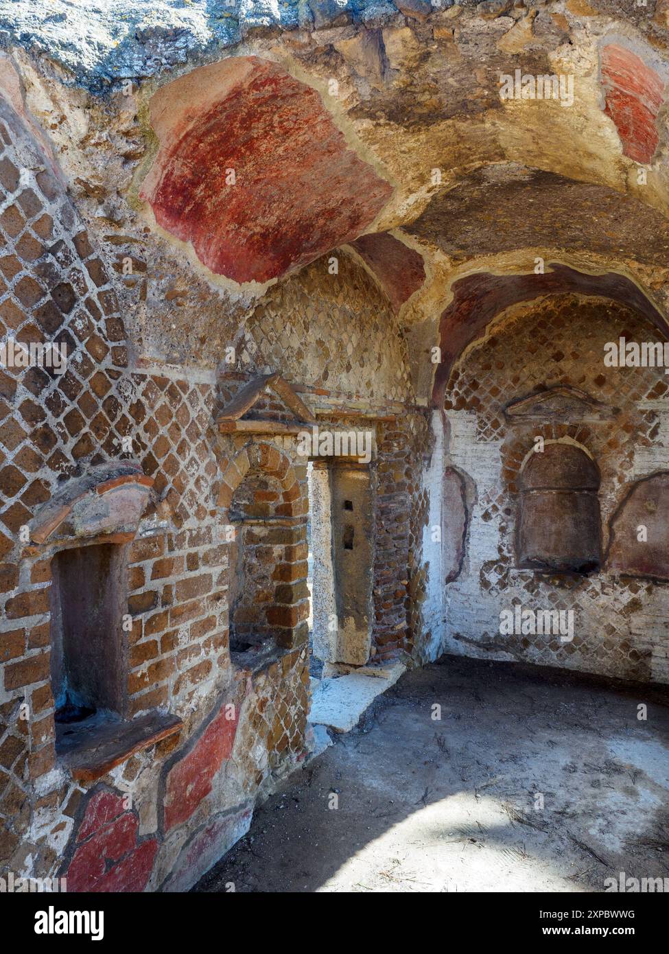 Niches funéraires dans le tombeau de Giulia Apollonia dans la nécropole de Portus dans l'Isola Sacra. La nécropole s'est développée sur les côtés de la via Flavia entre la fin du Ier et le IVe siècle de notre ère. - Fiumicino, Rome, Italie Banque D'Images