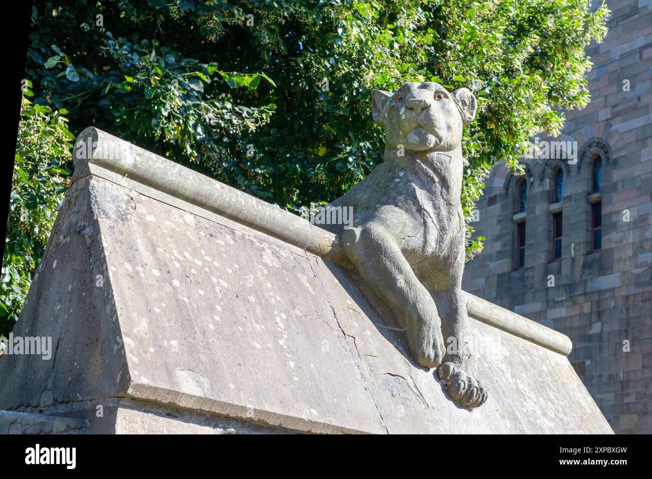 Une lionne de pierre sur animal Walk, Bute Park, Cardiff Royaume-Uni. Sculpture des années 1880 par William Frame sur les dessins dessinés par William Burges. Banque D'Images