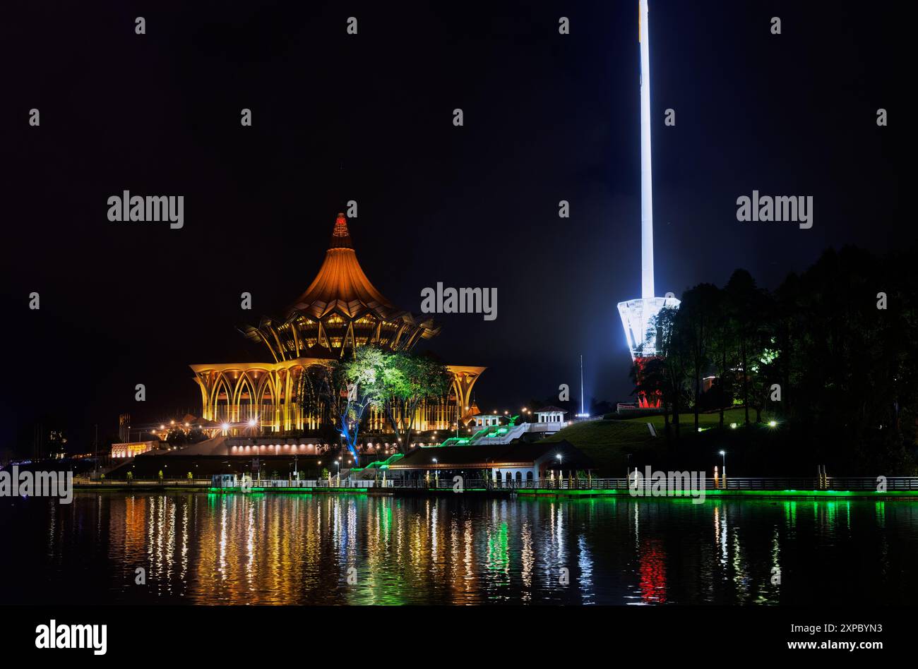 Bangunan Dewan Undangan State Assembly Building et nuit sombre reflet dans la rivière Sarawak, Kuching, Malaisie Banque D'Images